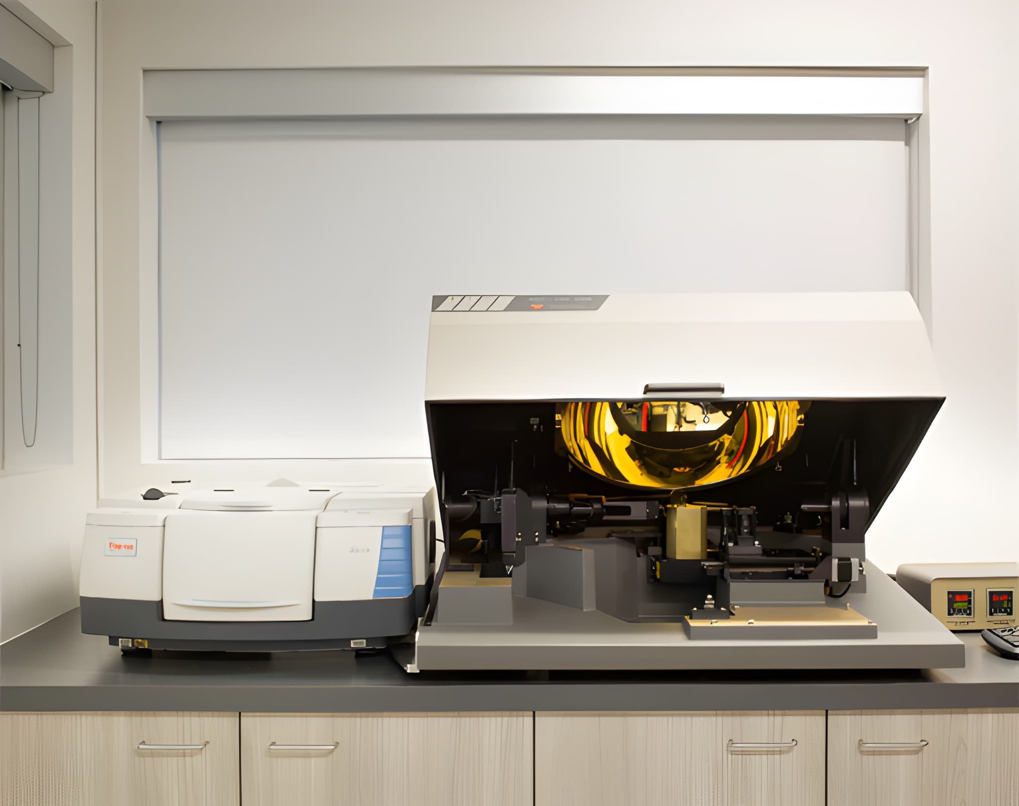 SOC-100-Reflectometer-Thermo-Fisher-FTIR-1024x810 (1)
