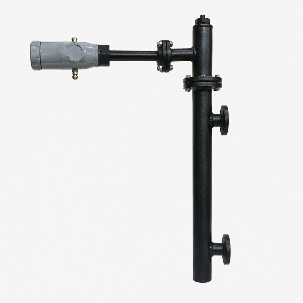Displacer Level Transmitter with external chamber and flanged connections for accurate continuous liquid level measurement in industrial process vessels.
